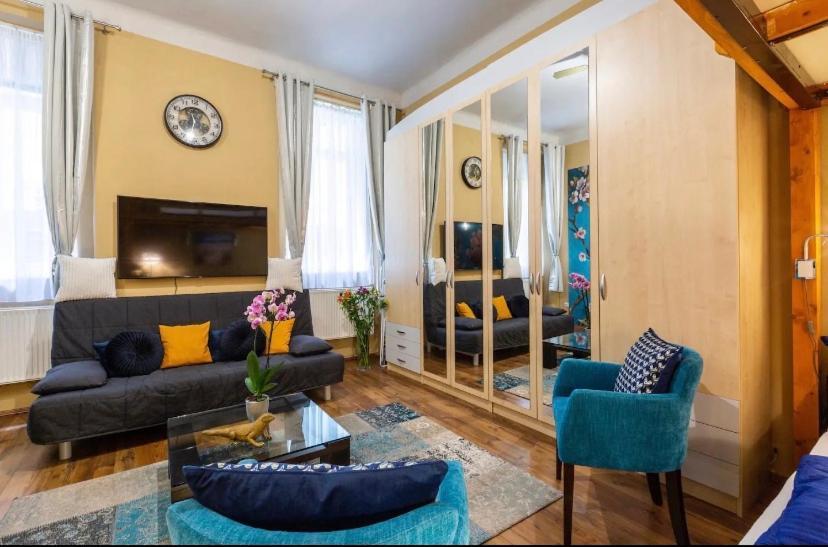 Cherry Blossom Designer Apartment In The Center With Free Parking Budapest Exterior photo